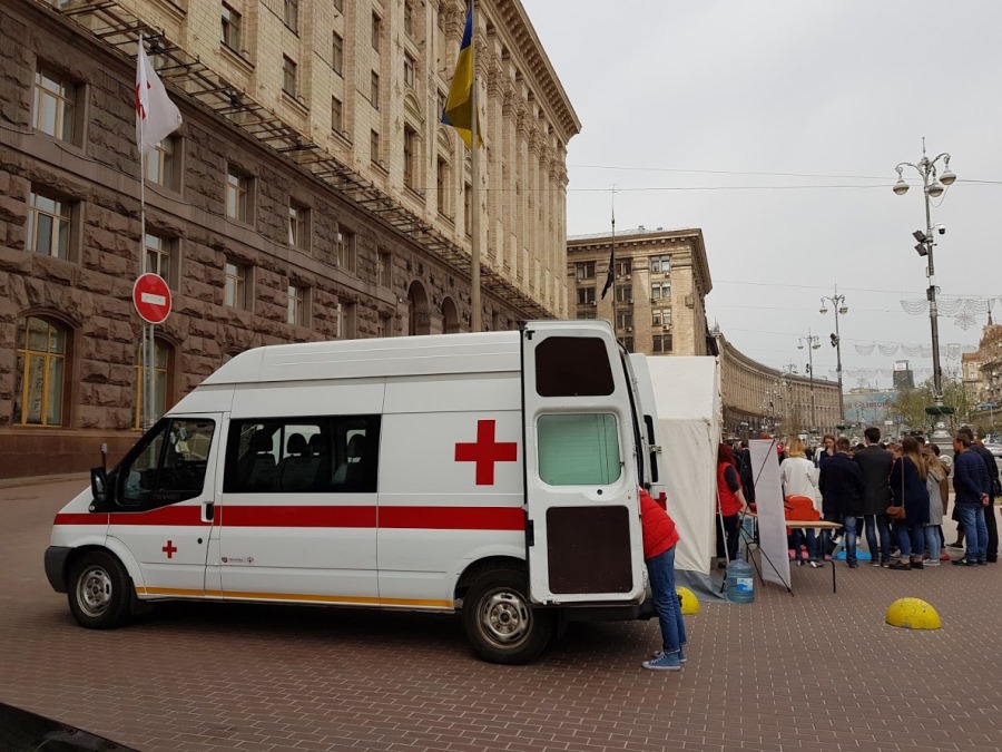 Součástí expozice v Kyjevě je i sanita darovaná ČČK