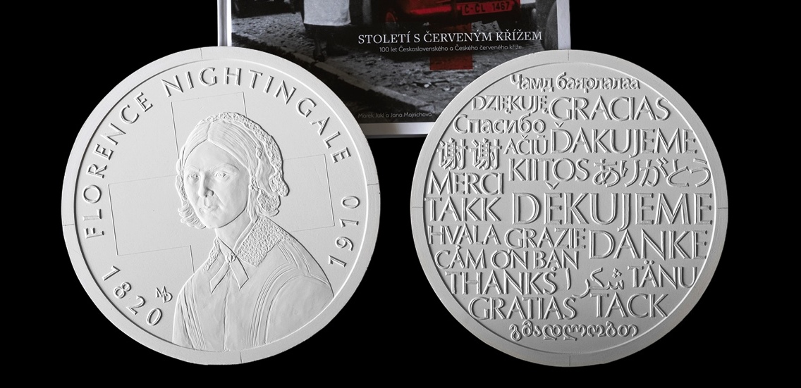 Sádrové modely medaile Dík dobrovolníkům (v pozadí kniha Století s Červeným křížem)