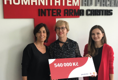 Neplivejte krev, darujte krev: předání šeku