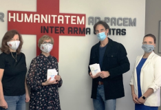 Albert daroval Českému červenému kříži přes 400 dárkových karet