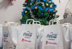 Coca-Cola ve spolupráci s Dáme jídlo potěšila vánočními dárky naše klienty. 