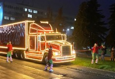Ikonické kamiony Coca-Cola přivezou kouzlo svátků a podpoří také dobrou věc
